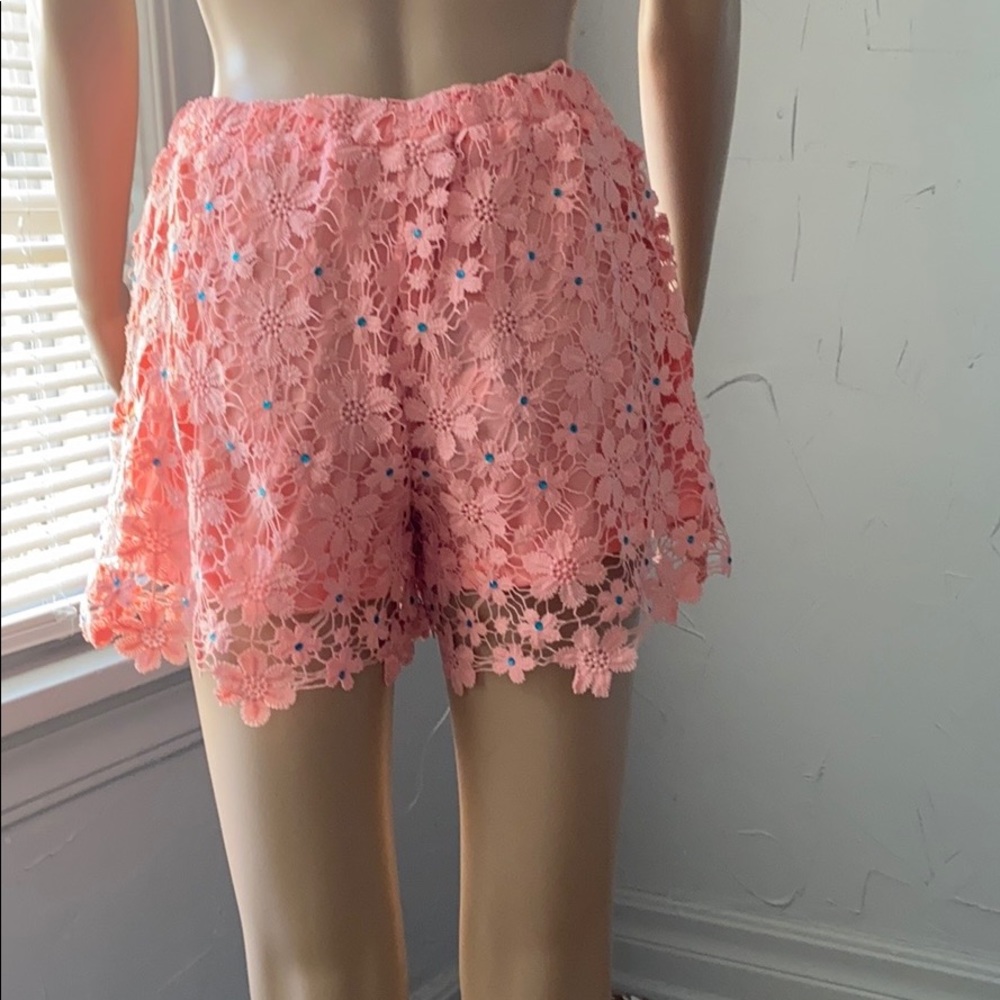 Woman’s shorts - Picture 3 of 6